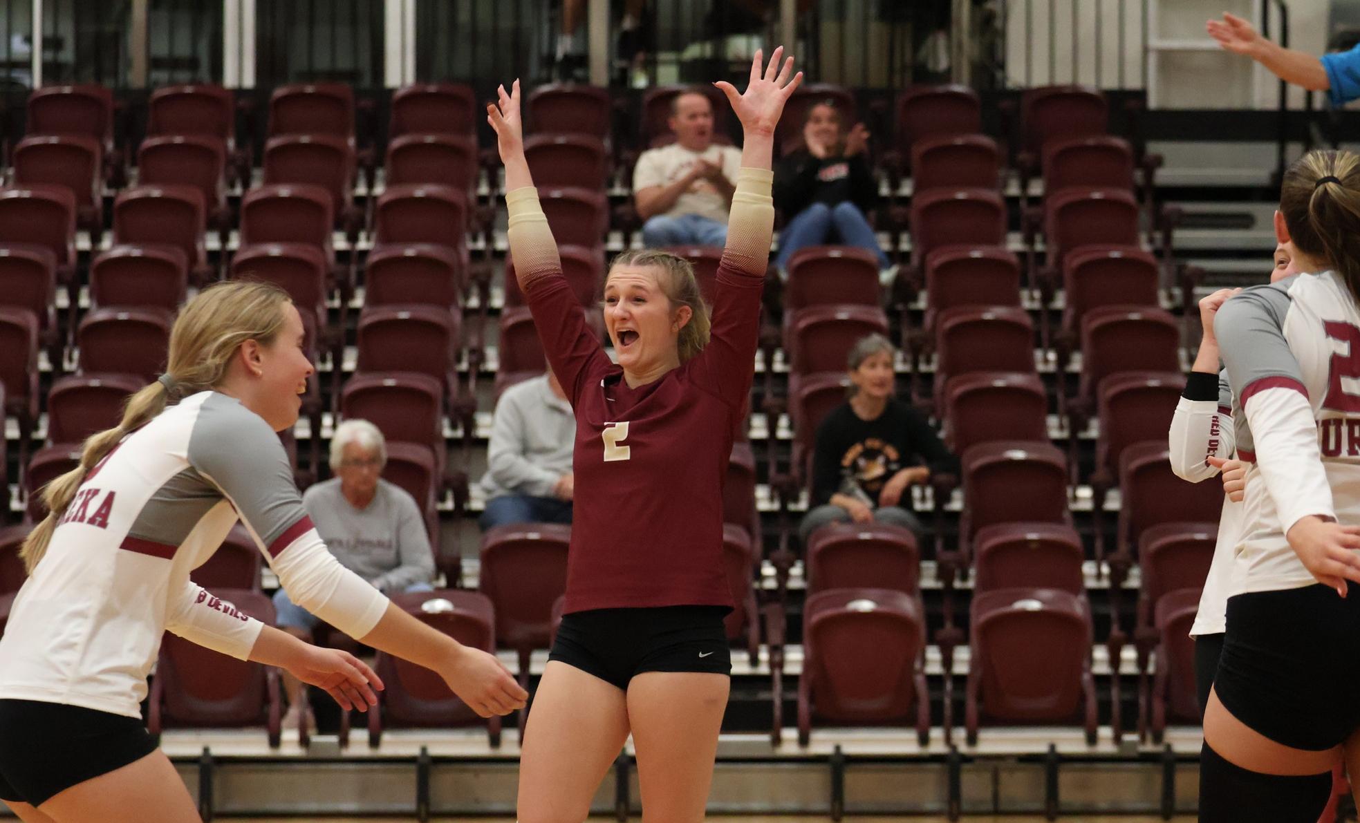 Red Devils Defeat Knox to Extend Win Streak